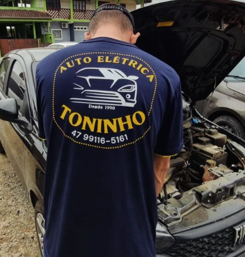 Tecnico da Auto Eletrica Toninho trabalhando em um veiculo