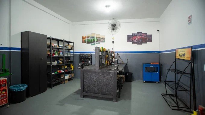 Interior da oficina Auto Eletrica Toninho com equipamentos modernos
